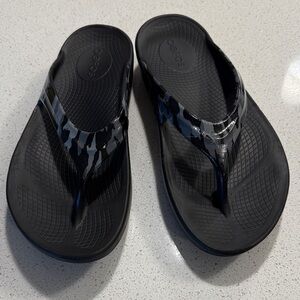 OOFOS Sport Recovery Black and Gray Camo Flip Flops